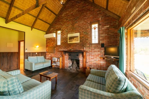 Cottage, 3 Bedrooms | Living room | Flat-screen TV, fireplace, DVD player