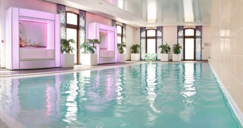 Indoor pool, sun loungers