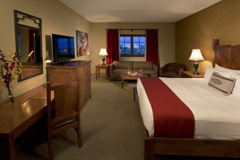 Deluxe Room, 1 King Bed (Deluxe King) | Premium bedding, pillowtop beds, in-room safe, desk