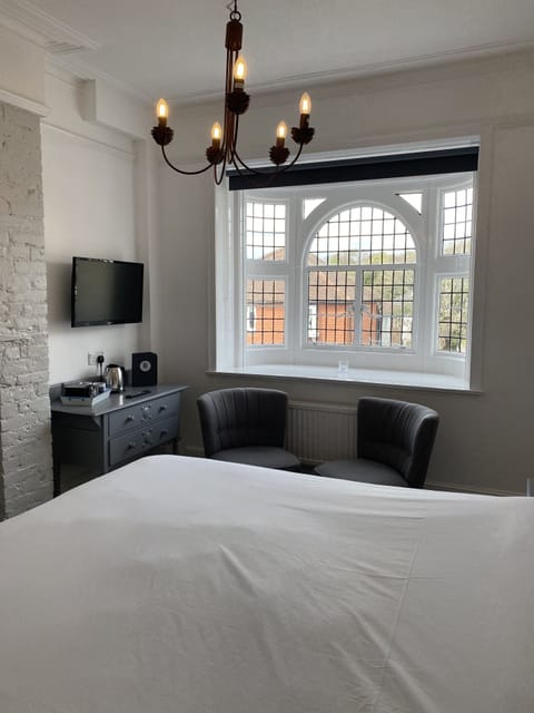 Double Room (Room 5) | Egyptian cotton sheets, blackout drapes, iron/ironing board, free WiFi