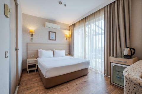 Executive Room (1 Double Bed) | Minibar, in-room safe, desk, iron/ironing board