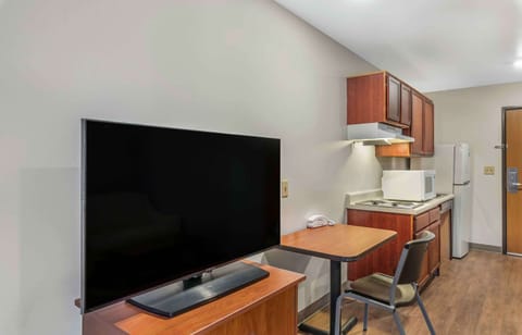 Desk, laptop workspace, iron/ironing board, free WiFi