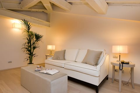 32-inch LCD TV with satellite channels, TV