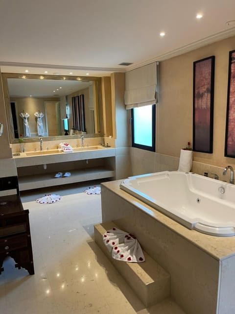 Suite (Ouarzazi) | Bathroom | Combined shower/tub, free toiletries, hair dryer, bathrobes