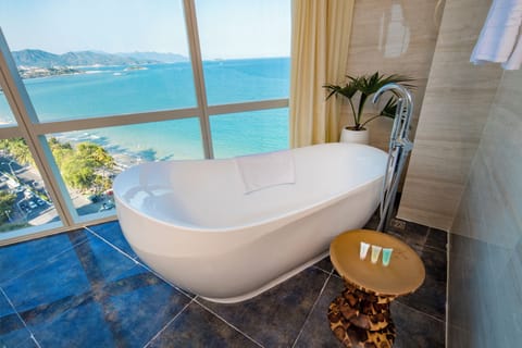 Prime Suite Ocean View | Bathroom | Separate tub and shower, rainfall showerhead, free toiletries