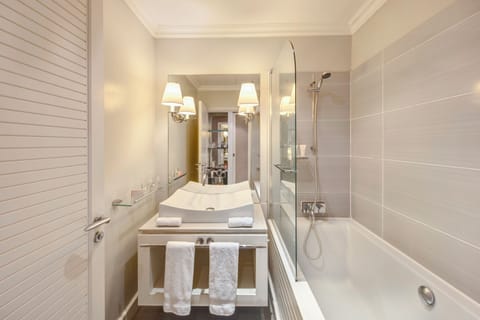 Combined shower/tub, deep soaking tub, free toiletries, hair dryer