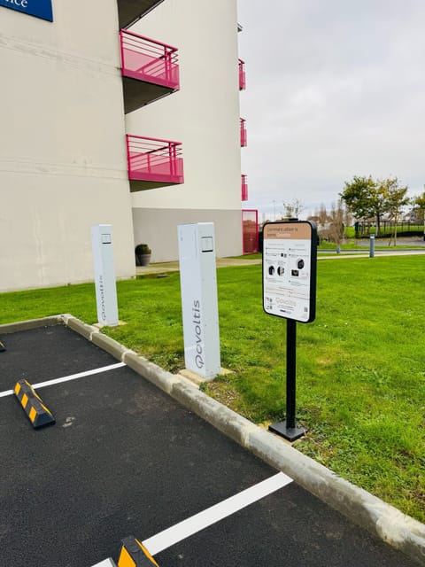 Electric vehicle charging station