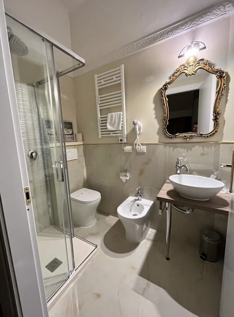 Deluxe Room | Bathroom | Shower, rainfall showerhead, free toiletries, hair dryer