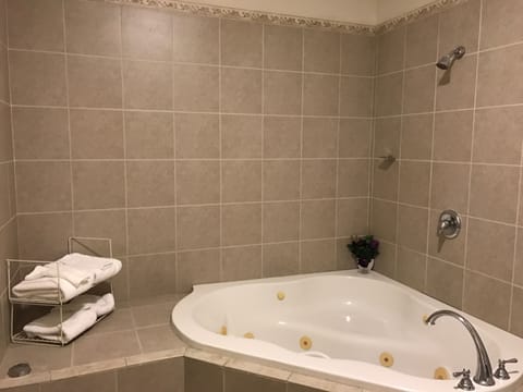 Exclusive Room, 1 King Bed, Refrigerator & Microwave | Bathroom | Free toiletries, towels