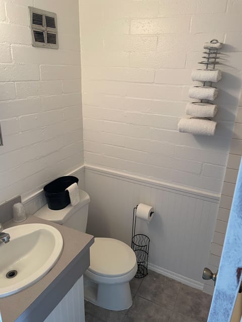 Standard Room, 1 King Bed, Non Smoking | Bathroom | Combined shower/tub, hair dryer, towels, soap