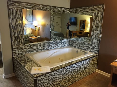 Standard Room, 1 King Bed | Jetted tub