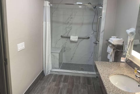 Combined shower/tub, deep soaking tub, rainfall showerhead