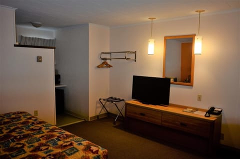 Standard Room, 1 King Bed, Non Smoking (No pets) | Desk, free WiFi, bed sheets