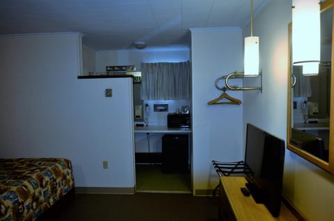 Standard Room, 1 King Bed, Non Smoking (No pets) | Desk, free WiFi, bed sheets