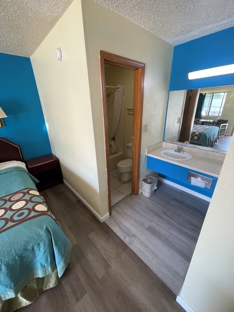 Standard Room, 1 King Bed, Non Smoking | Bathroom | Bathtub, towels