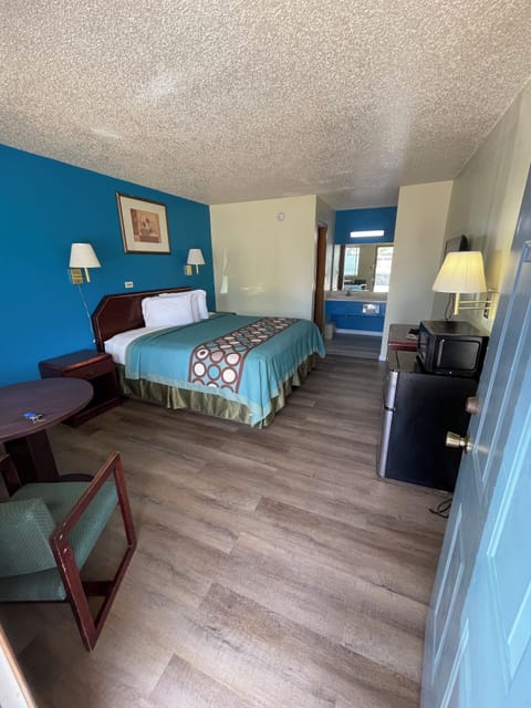 Standard Room, 1 King Bed, Non Smoking | Individually decorated, individually furnished, desk, blackout drapes