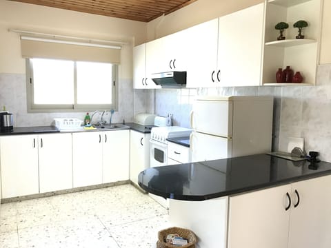 Apartment, 1 Bedroom, View | Private kitchen | Fridge, microwave, stovetop, coffee/tea maker