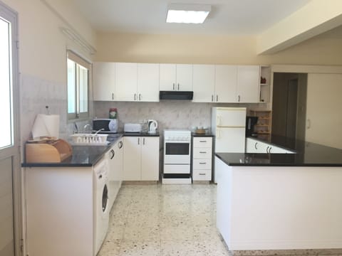 Apartment, 3 Bedrooms, Pool View | Private kitchen | Fridge, microwave, stovetop, coffee/tea maker