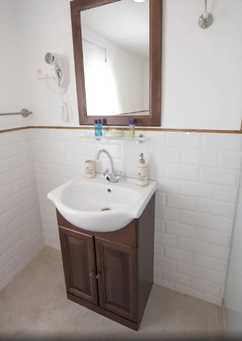 Twin Room | Bathroom sink