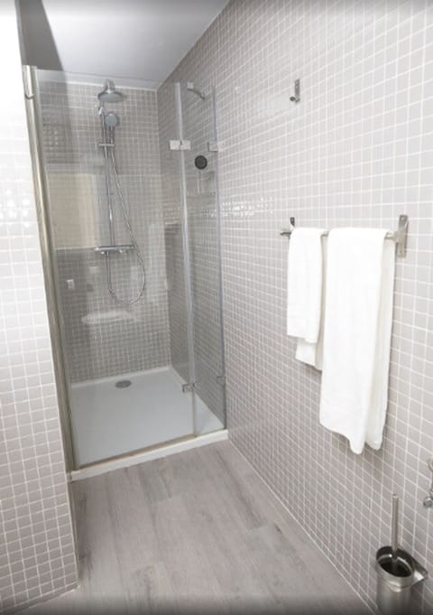 Single Room (Interior) | Bathroom | Shower, free toiletries, hair dryer, towels