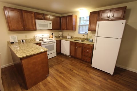 Deluxe Townhome, 1 Bedroom | Private kitchen | Fridge, microwave, stovetop, coffee/tea maker