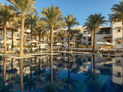 5 outdoor pools, pool umbrellas, sun loungers