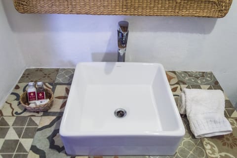 Shower, free toiletries, towels