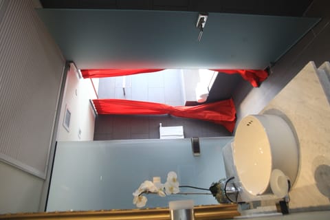 Leslie King  | Bathroom | Combined shower/tub, free toiletries, hair dryer, bathrobes