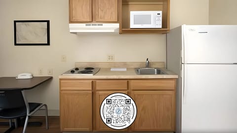 Full-size fridge, microwave, stovetop