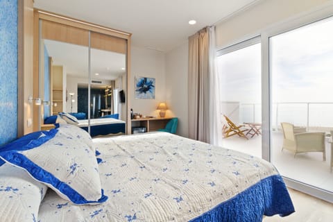 Deluxe Double Room, Terrace, Sea View | Pillowtop beds, in-room safe, desk, laptop workspace