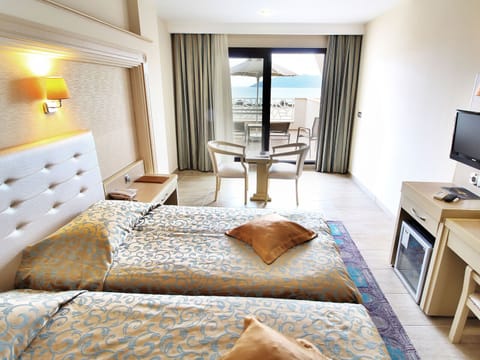 Deluxe Room, Sea View | Premium bedding, minibar, in-room safe, soundproofing