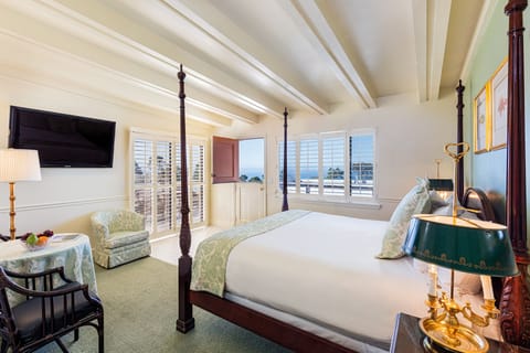 Suite, 1 King Bed | Pillowtop beds, in-room safe, desk, iron/ironing board