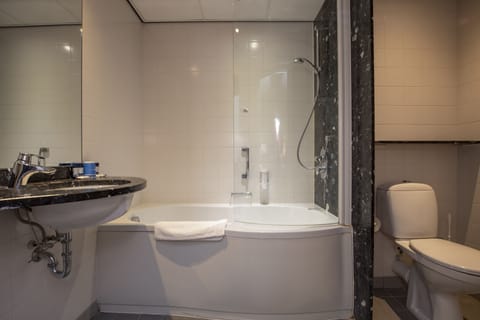 Comfort twin room | Bathroom | Eco-friendly toiletries, hair dryer, towels