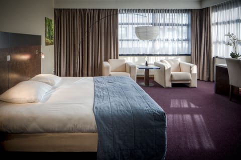 Junior Suite | In-room safe, desk, blackout drapes, iron/ironing board