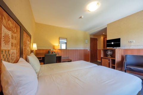 Standard Double Room | Desk, iron/ironing board, cribs/infant beds, rollaway beds