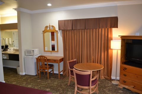 Standard Room, 1 King Bed | Living room | Flat-screen TV