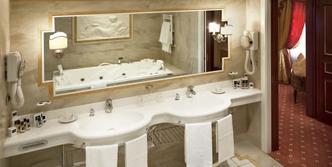 Presidential Suite | Bathroom amenities | Combined shower/tub, free toiletries, hair dryer, bidet