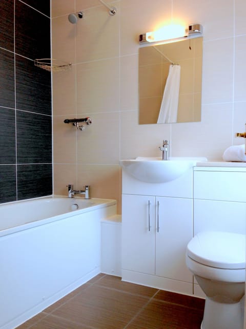 Superior Room | Bathroom | Hair dryer, towels