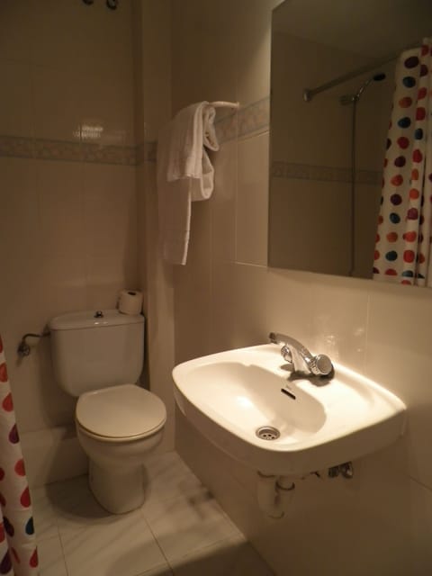 Standard Room, 2 Twin Beds | Bathroom | Bathtub, deep soaking tub, free toiletries, hair dryer