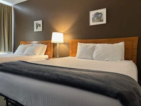 PET FRIENDLY-Signature Double Room, Accessible, Ensuite (Queen Double Mtn. View) | Individually decorated, individually furnished, blackout drapes