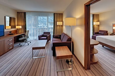 Junior Suite, 1 King Bed | Select Comfort beds, in-room safe, desk, laptop workspace