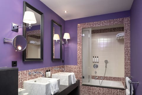 Premium bedding, in-room safe, desk, blackout drapes