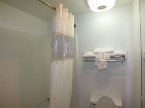 Room, 2 Double Beds, Non Smoking | Bathroom | Combined shower/tub, towels