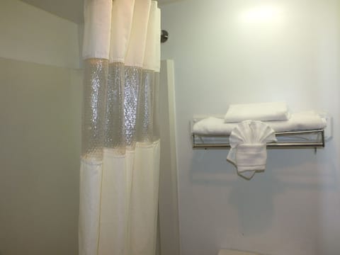 Room, 1 King Bed, Non Smoking | Bathroom | Combined shower/tub, towels