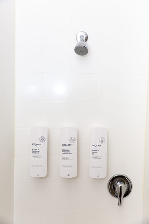 Studio Deluxe | Bathroom | Free toiletries, hair dryer, towels