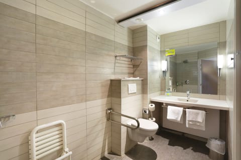 Classic Room | Bathroom | Shower, free toiletries, hair dryer, towels