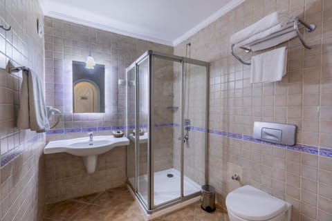 Standard Room | Bathroom | Shower, free toiletries, hair dryer, towels