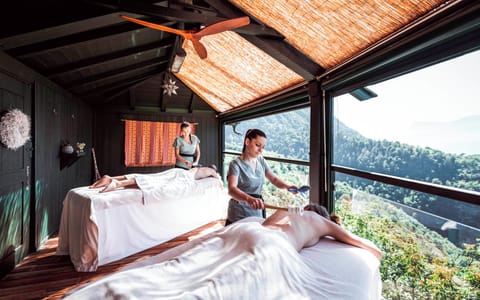 Couples treatment rooms, sauna, hot tub, steam room, body treatments