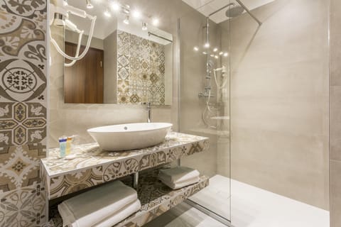 Deluxe Double or Twin Room | Bathroom shower