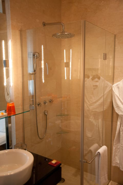 Deluxe Double Room, 1 Queen Bed | Bathroom | Shower, rainfall showerhead, free toiletries, hair dryer